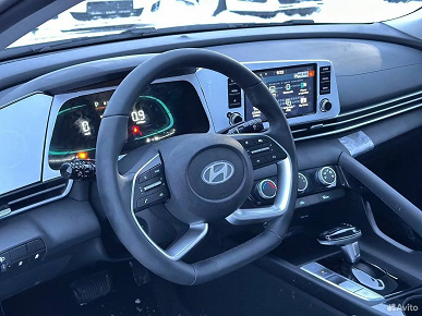 В продаже в России появилась Hyundai Elantra 2024. Цена машины со 115-сильным мотором и вариатором – всего 2,1 млн рублей, но отдельно придется заплатить утильсбор